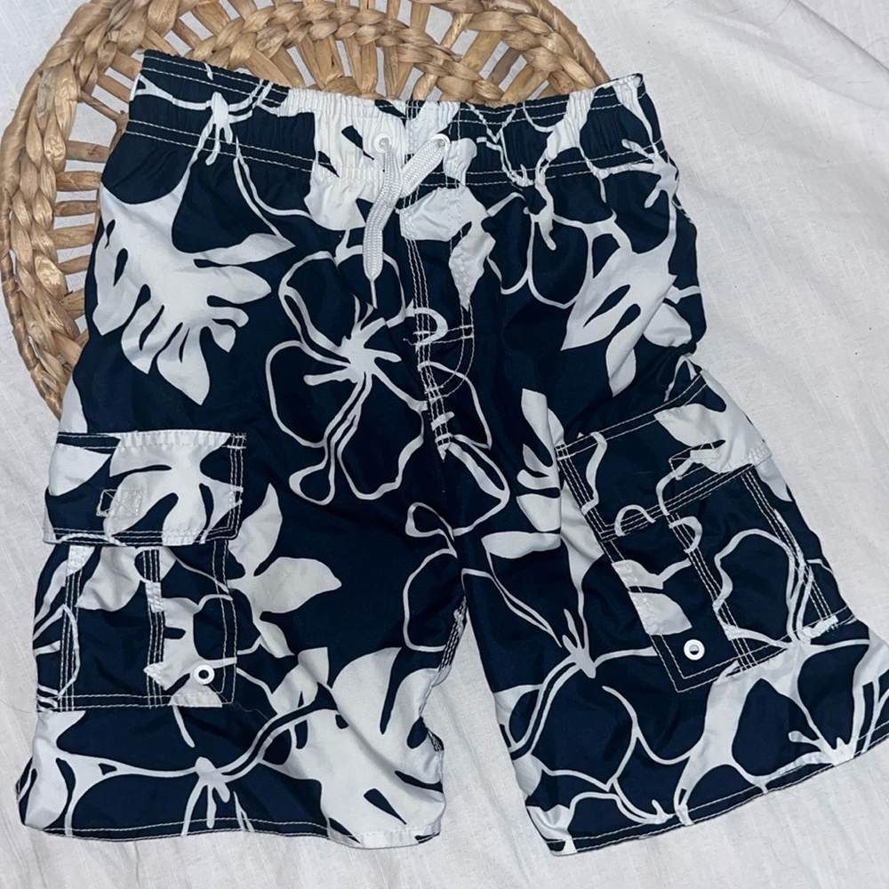 Old Navy board shorts. Boys size M (8)